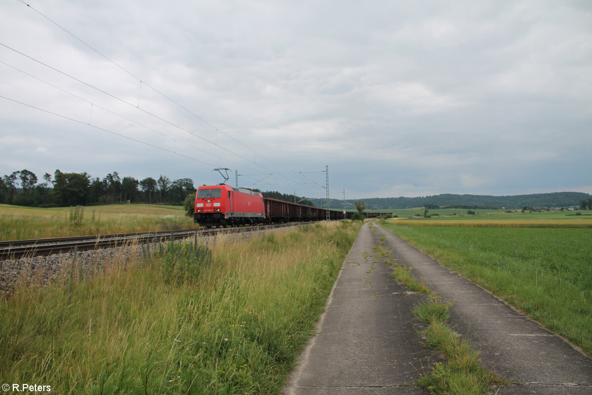 185 320-9 zieht mit einem gemischten Güterzug bei Oberdachstetten vorbei. 02.07.24