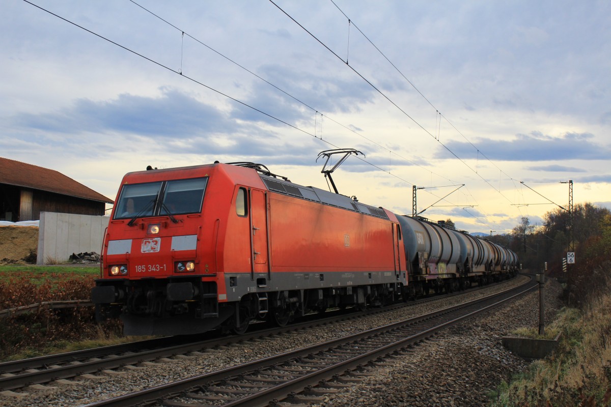 185 343-1 ist am 10. November 2012 bei Vogl mit einem Kesselzug in Richtung M�nchen unterwegs.