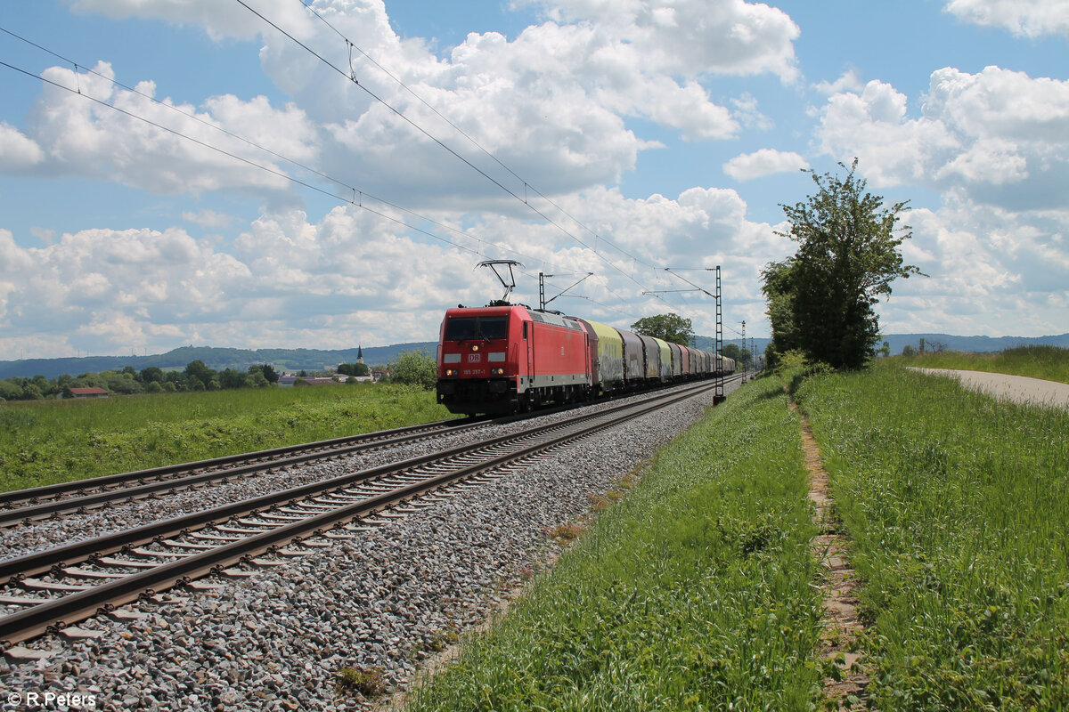 185 357-1 zieht mit dem Linzer Mischer bei Pölling gen Nürnberg. 20.05.24