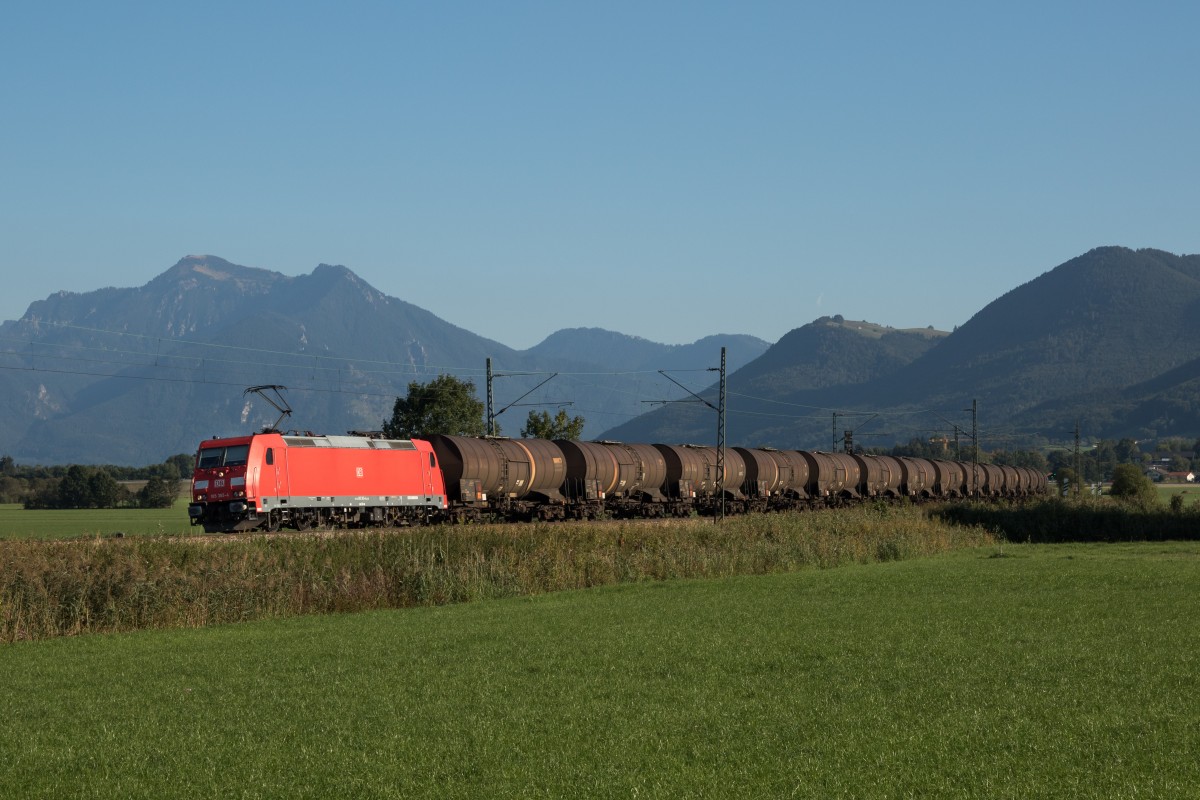 185 365-4 mit einem Kesselwagenzug am 21. September 2015 bei Bernau am Chiemsee.