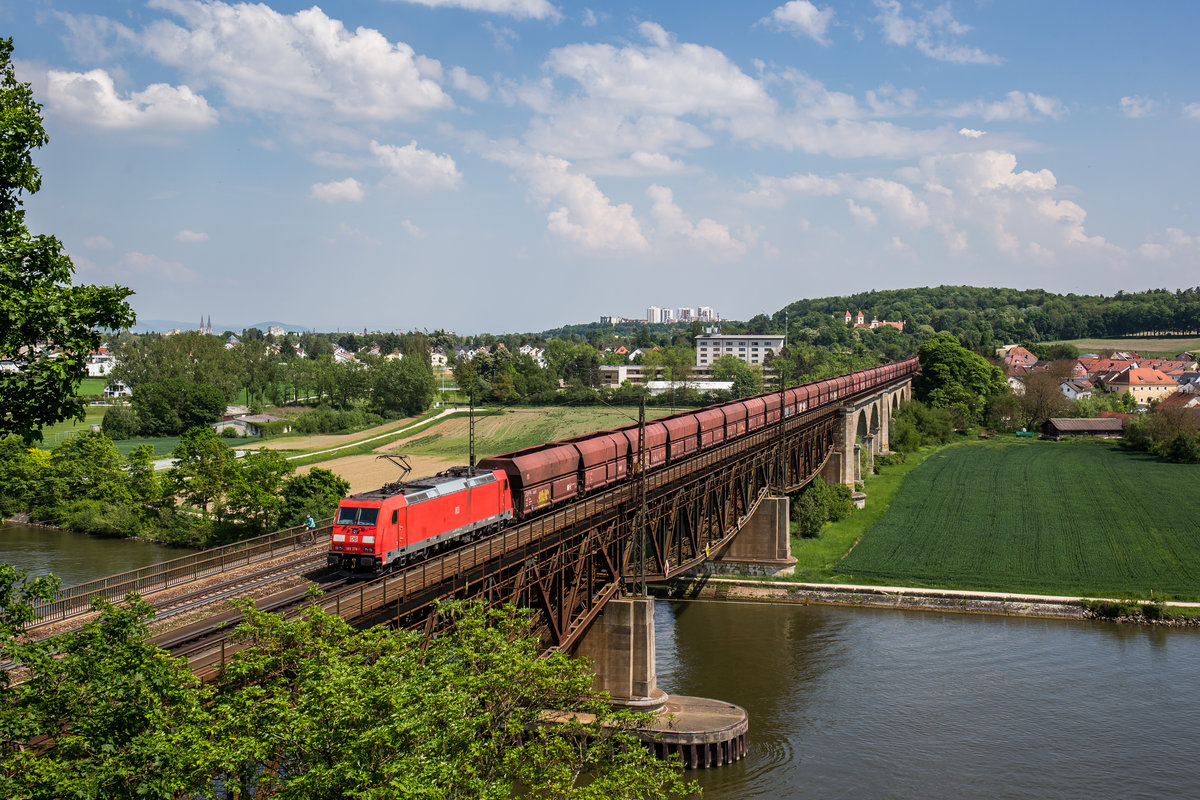 185 376 mit einem Stahlzug am 19. Mai 2017 auf der  Mariaorter Brcke  bei Regensburg.