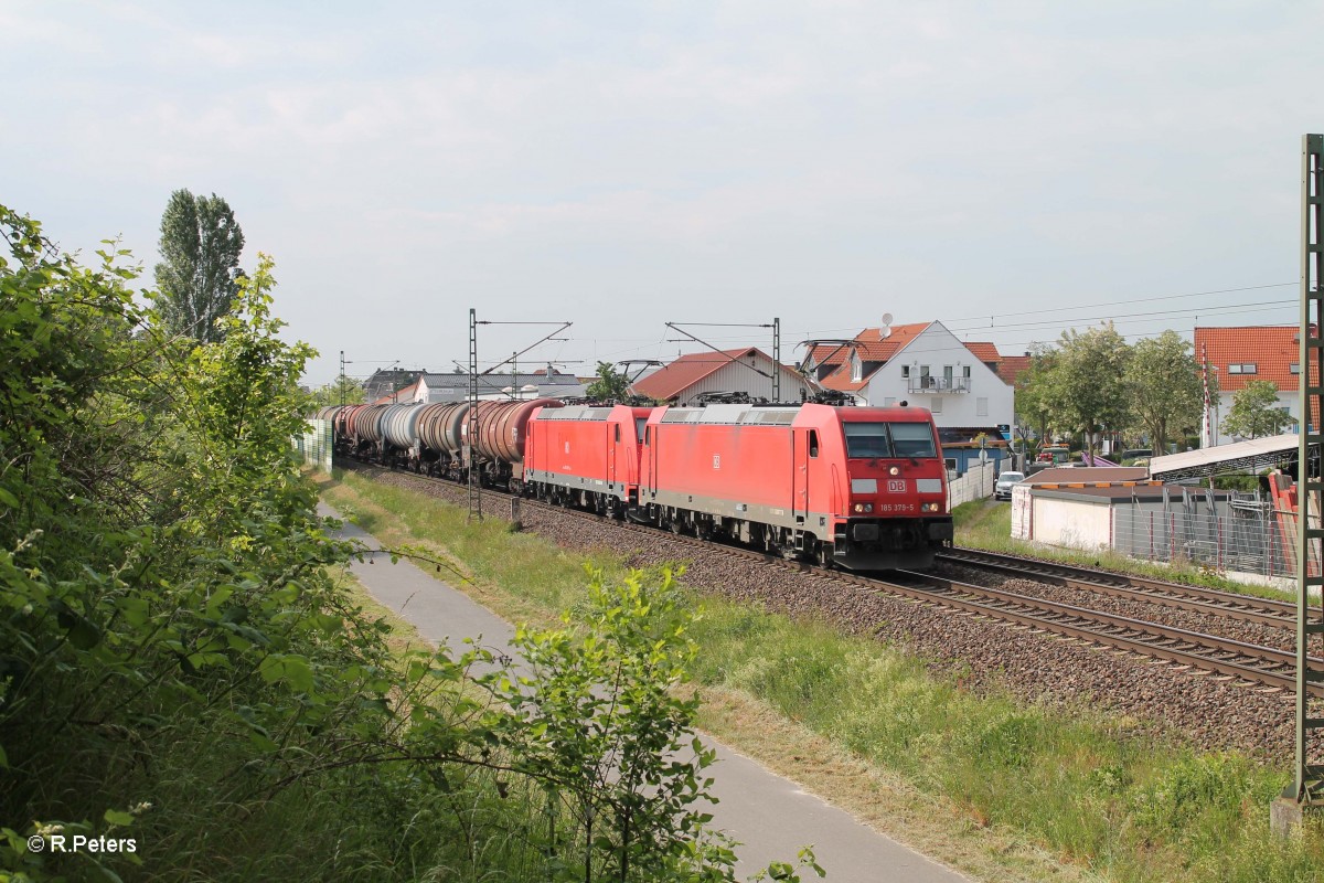 185 379-5 + 256-5 mit einem Kesselzug in Nauheim. 22.05.15
