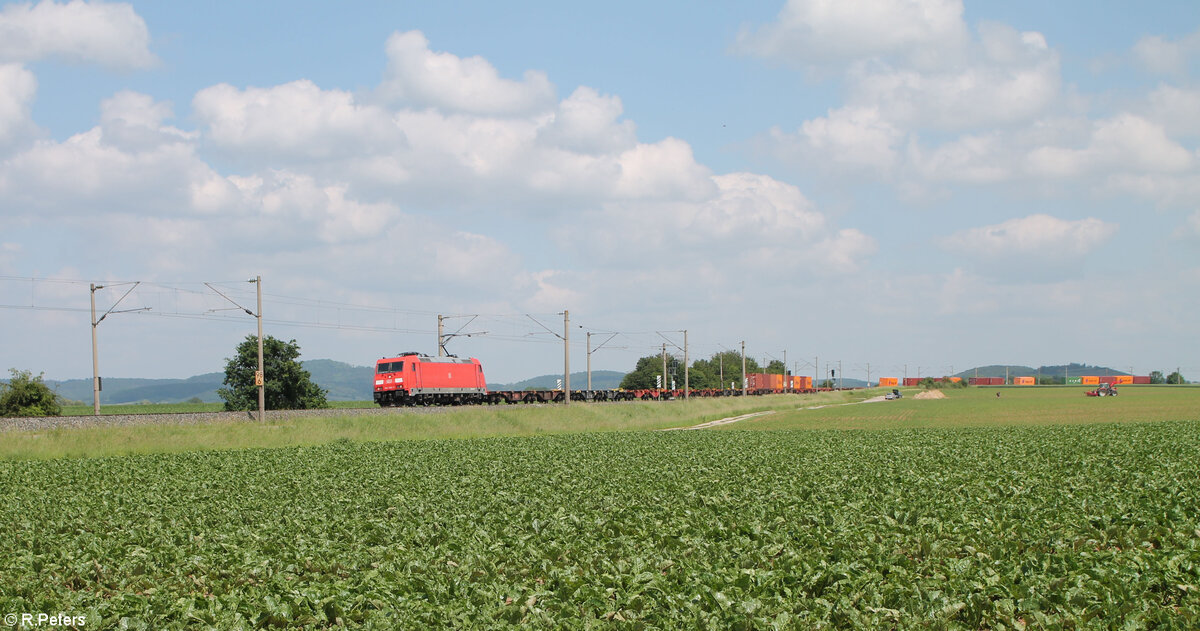 185 380-3 zieht mit einem halb beladenen Containerzug bei Uffenheim in Richtung Norden. 04.06.24