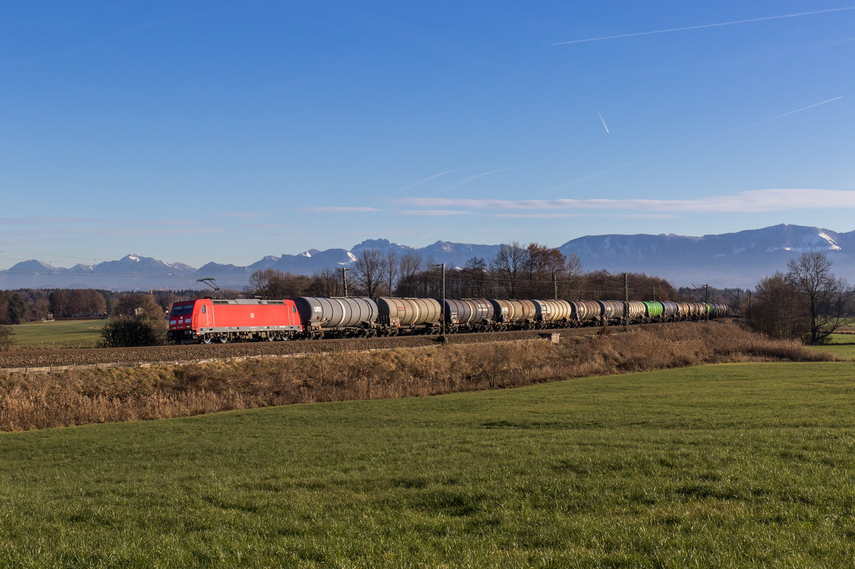 185 380 war am 13. Dezember 2016 mit einem Kesselwagenzug bei Rann in Richtung Mnchen unterwegs.