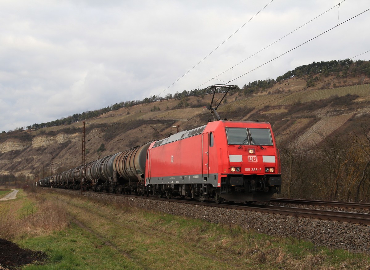 185 385-2 zieht am 20. Februar 2014 einen Kesselwagenzug durch das Maintal.