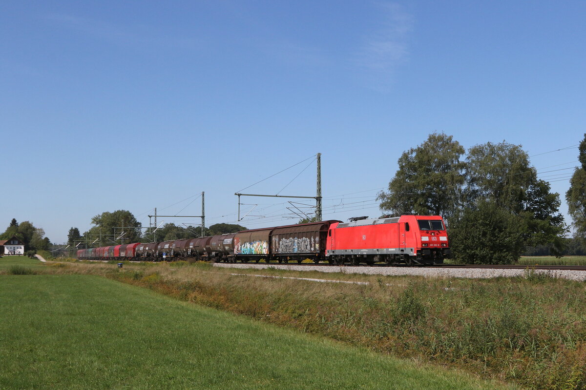 185 392 mit einem gemischten Gterzug am 23. August 2022 bei bersee im Chiemgau.