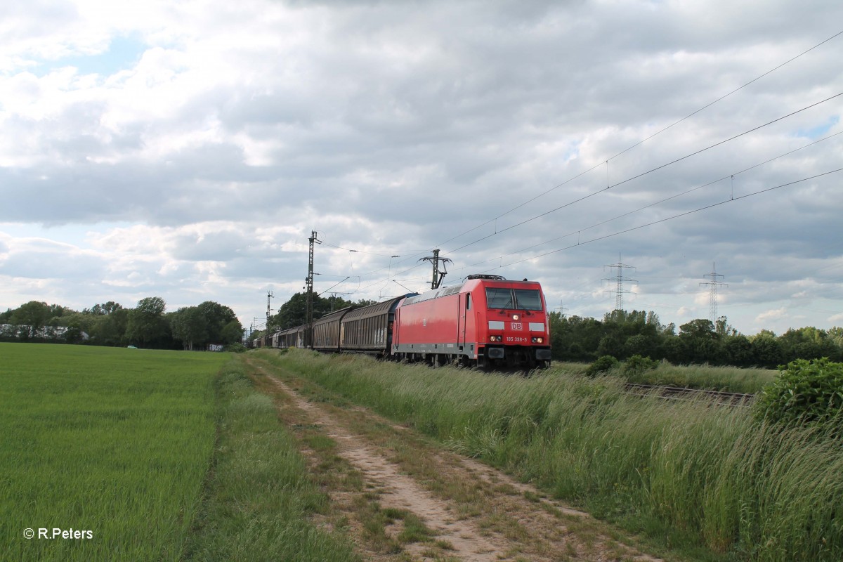 185 398-5 zieht einen gedeckten G�terzug bei der Stromkreistrennstelle Bischofsheim. 19.05.15