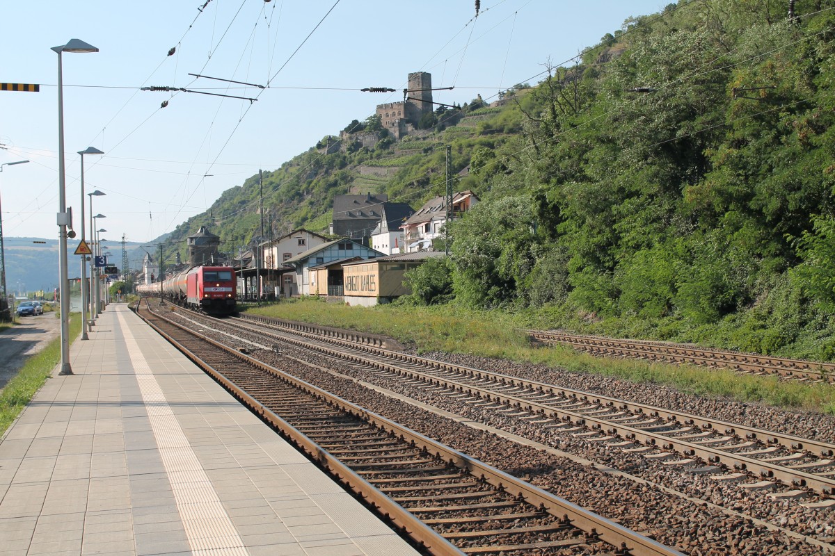 185 405-8 durchfährt langsam Kaub in Richtung Wiesbaden. 18.07.14