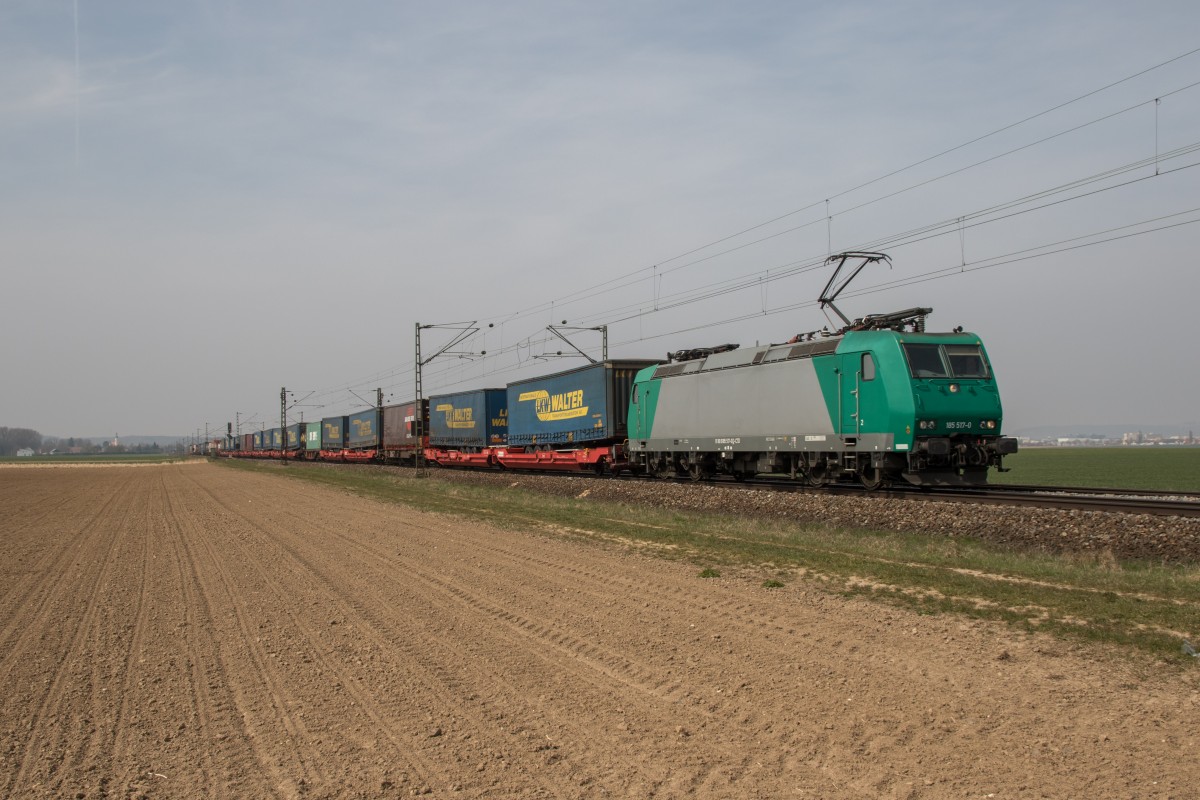 185 517-0 ist am 9. April 2015 bei Mintraching mit dem  Walter-Zug  in Richtung Passau unterwegs.