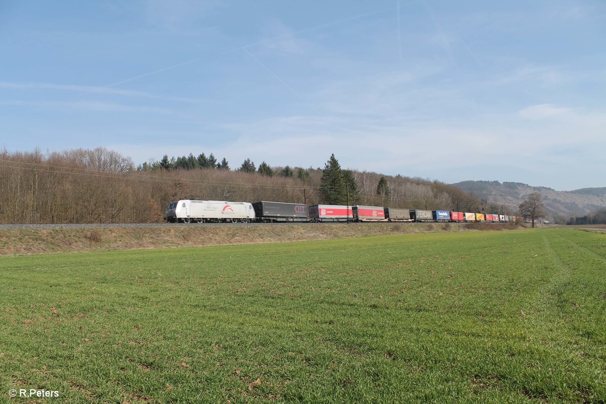 185 531-1  Renate  zieht bei Harbach ein Wechselpritschenzug durchs Maintal. 16.03.17