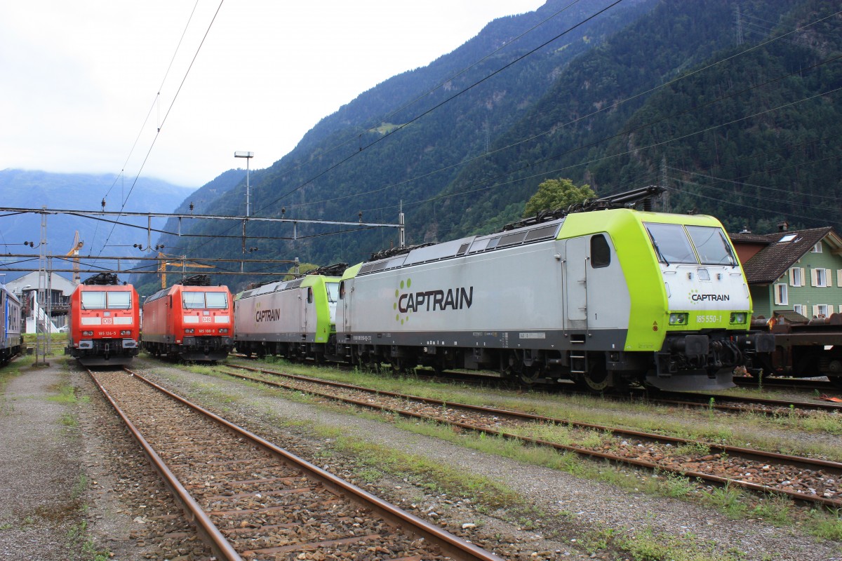 185 549-3 und 185 550-1 sind am 20. August 2014 im Depot Erstfeld abgestellt.