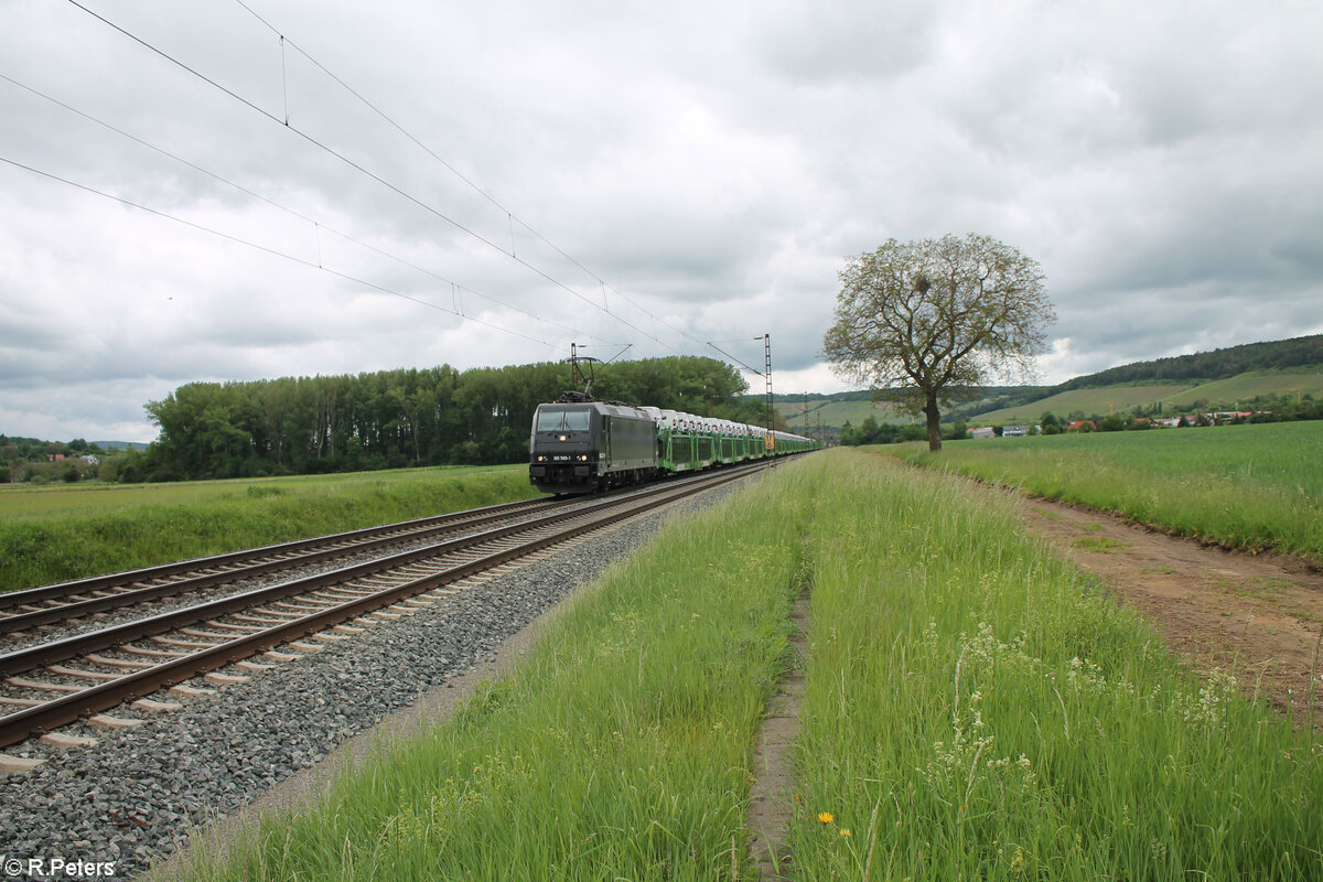 185 569-1 zieht mit einem Hödlmayr Autotransportzug bei Retzbach-Zellingen gen Süden. 18.05.24