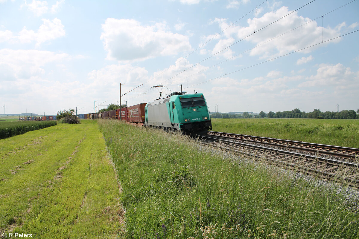 185 615-2 zieht bei Uffenheim den ECS Containerzug in Richtung Süden. 04.06.24
