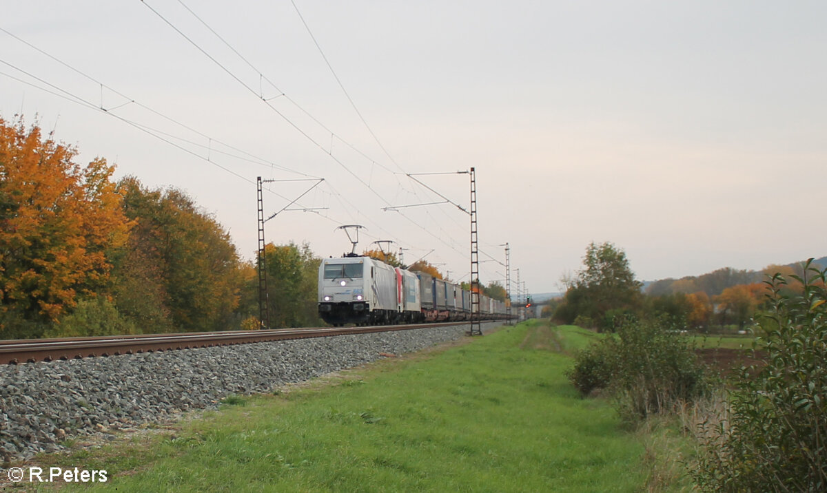 185 663 + 185 665 ziehen mit einem Wechselpritschenzug Panneuropa/Terra Trans bei Thüngersheim in Richtung Norden. 20.10.24