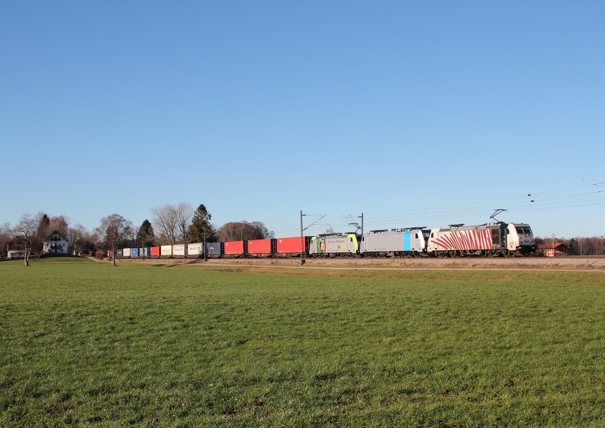 185 666-5, 186 290-3 von  Railpool  und die  BLS -Lok 486 507-7 mit dem  EKOL -Zug am 6. Dezember 2015 bei bersee am Chiemsee.
