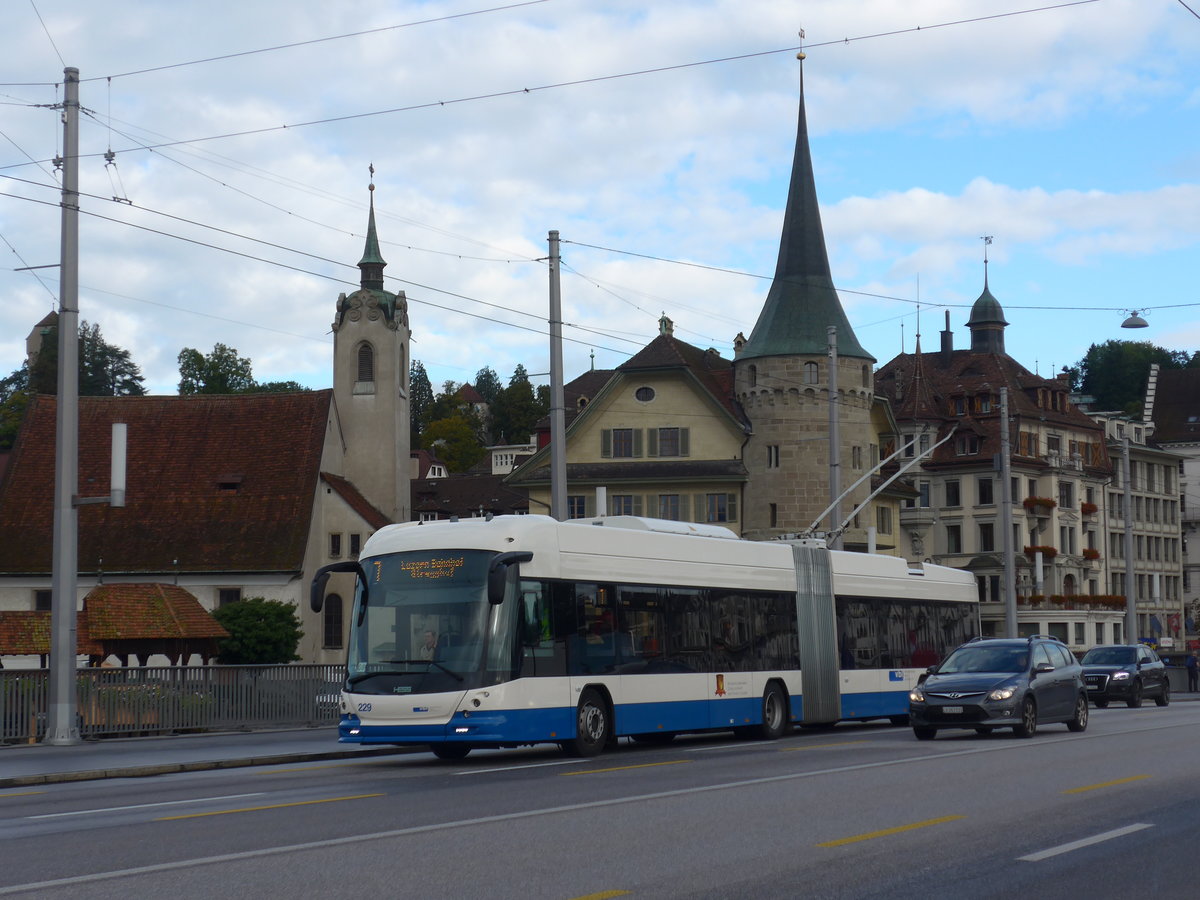 (185'109) - VBL Luzern - Nr. 229 - Hess/Hess Gelenktrolleybus am 18. September 2017 in Luzern, Bahnhofbrcke