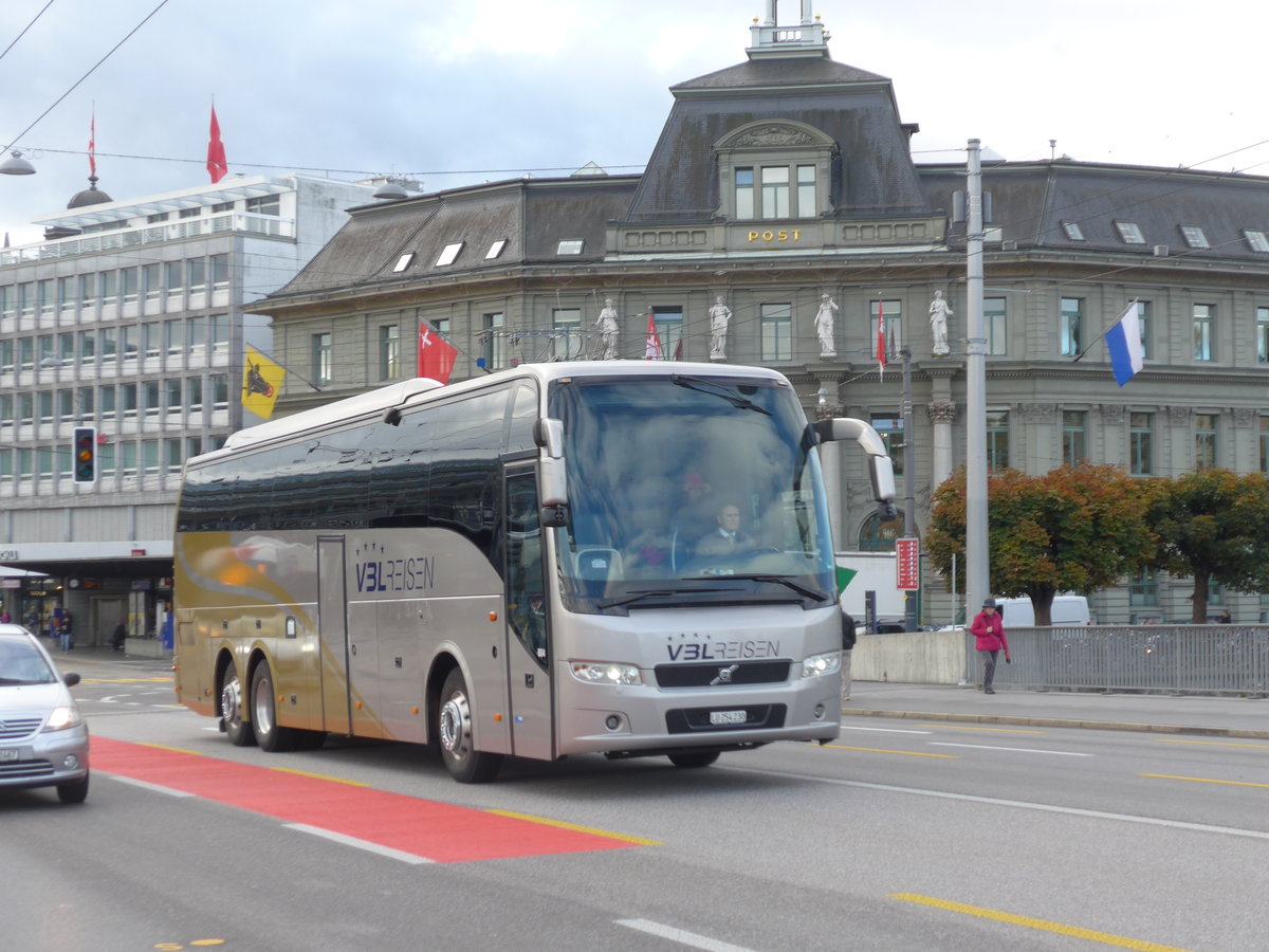 (185'119) - VBL Luzern - Nr. 804/LU 254'230 - Volvo am 18. September 2017 in Luzern, Bahnhofbrcke