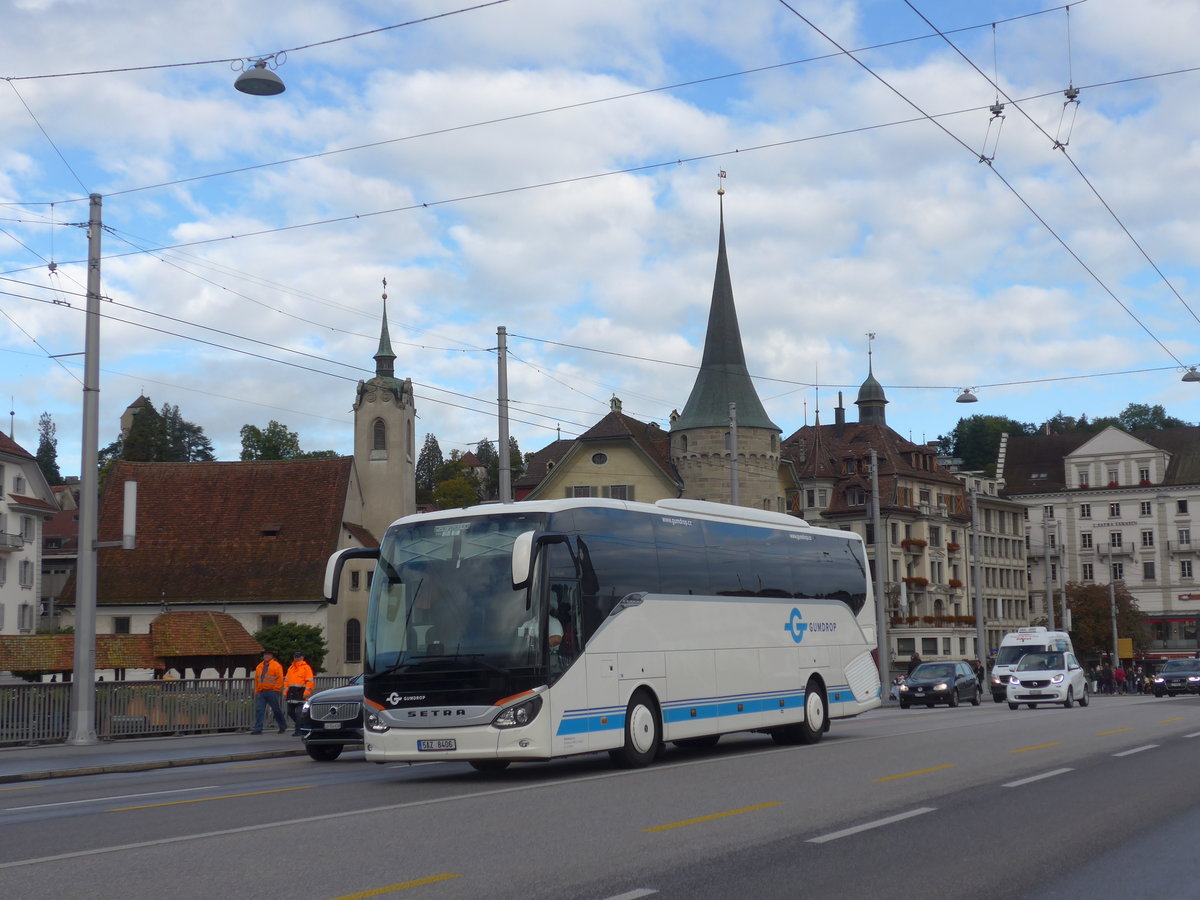 (185'127) - Aus Tschechien: Gumdrop, Praha - 5AZ 8406 - Setra am 18. September 2017 in Luzern, Bahnhofbrcke