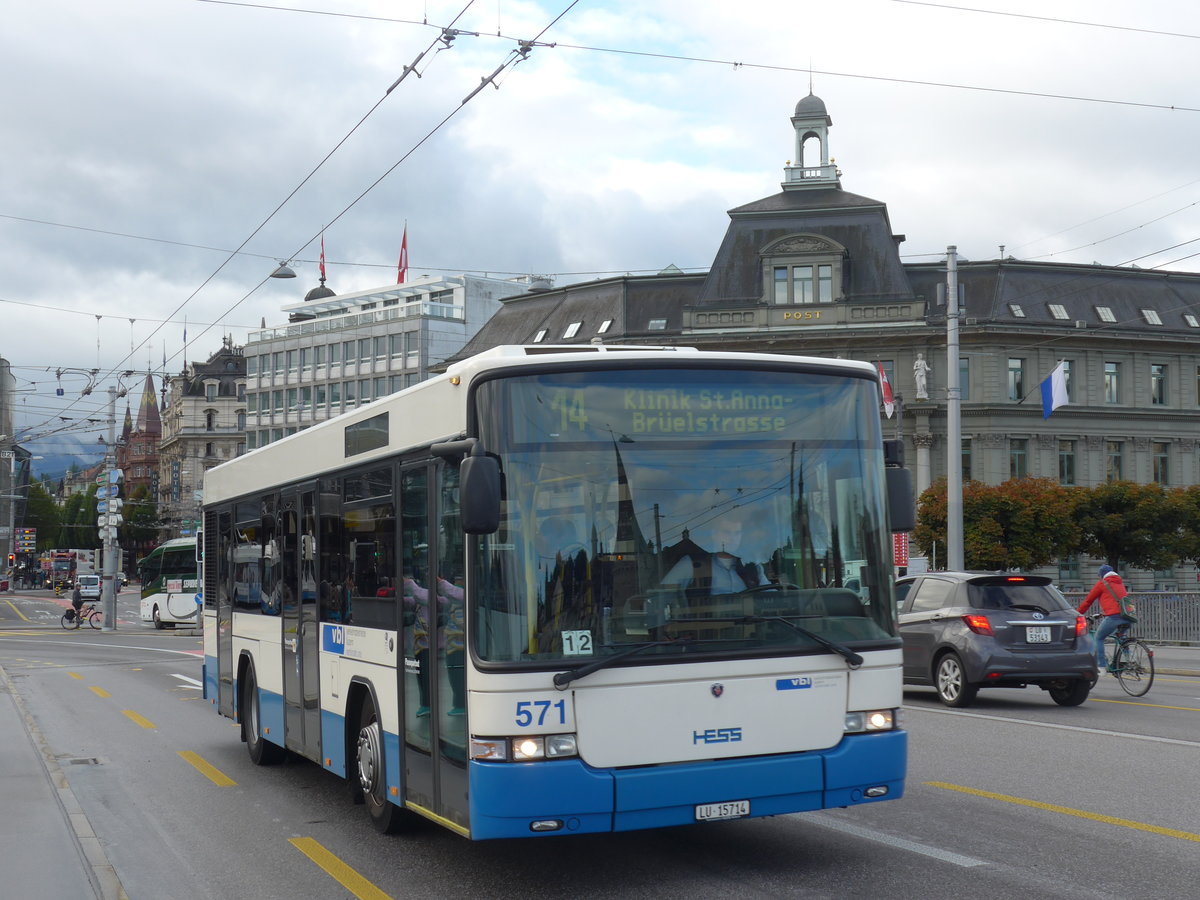 (185'133) - VBL Luzern - Nr. 571/LU 15'714 - Scania/Hess am 18. September 2017 in Luzern, Bahnhofbrcke