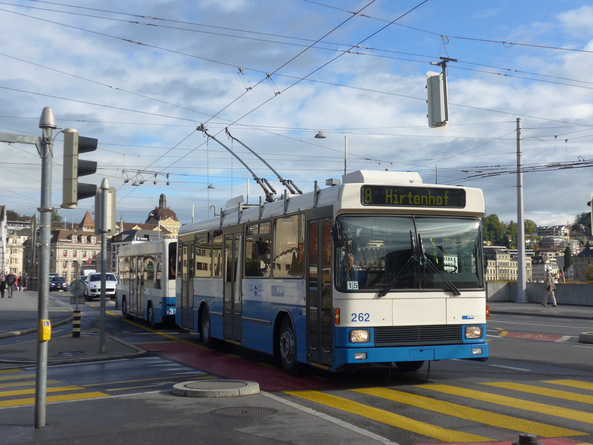 (185'147) - VBL Luzern - Nr. 262 - NAW/R&J-Hess Trolleybus am 18. September 2017 beim Bahnhof Luzern