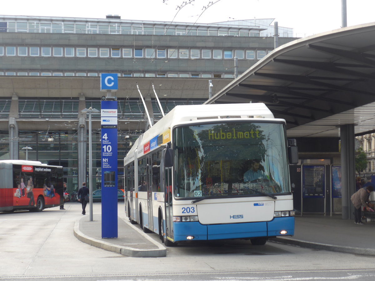 (185'171) - VBL Luzern - Nr. 203 - Hess/Hess Gelenktrolleybus am 18. September 2017 beim Bahnhof Luzern