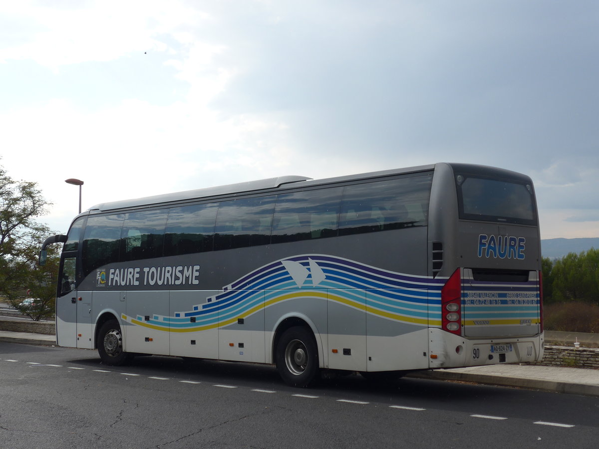 (185'207) - Faure, Valencin - AQ 624 ZY - Volvo am 25. September 2017 in Montpellier, Raststtte Fabrgues