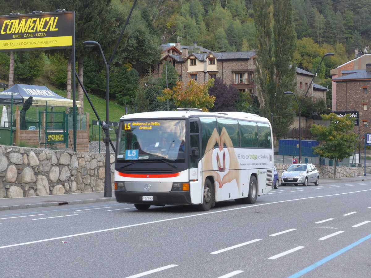 (185'445) - CIA Andorra la Vella - D1043 - Mercedes am 27. September 2017 in La Massana, El Ravell