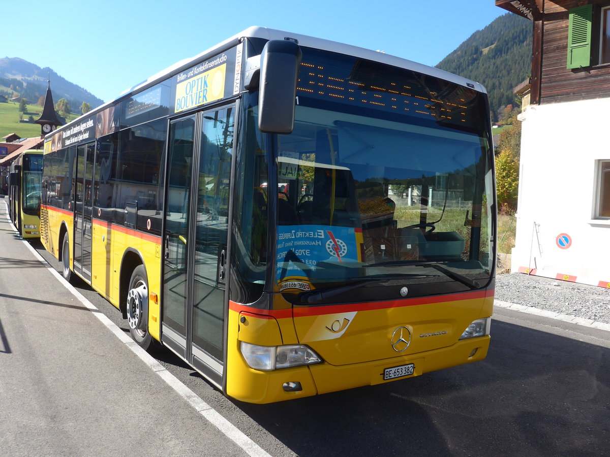 (185'884) - PostAuto Bern - BE 653'382 - Mercedes am 16. Oktober 2017 beim Bahnhof Zweisimmen