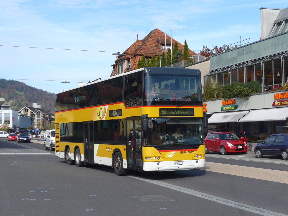 (185'918) - PostAuto Ostschweiz - SG 273'223 - Neoplan (ex P 27'022) am 19. Oktober 2017 beim Bahnhof Wattwil