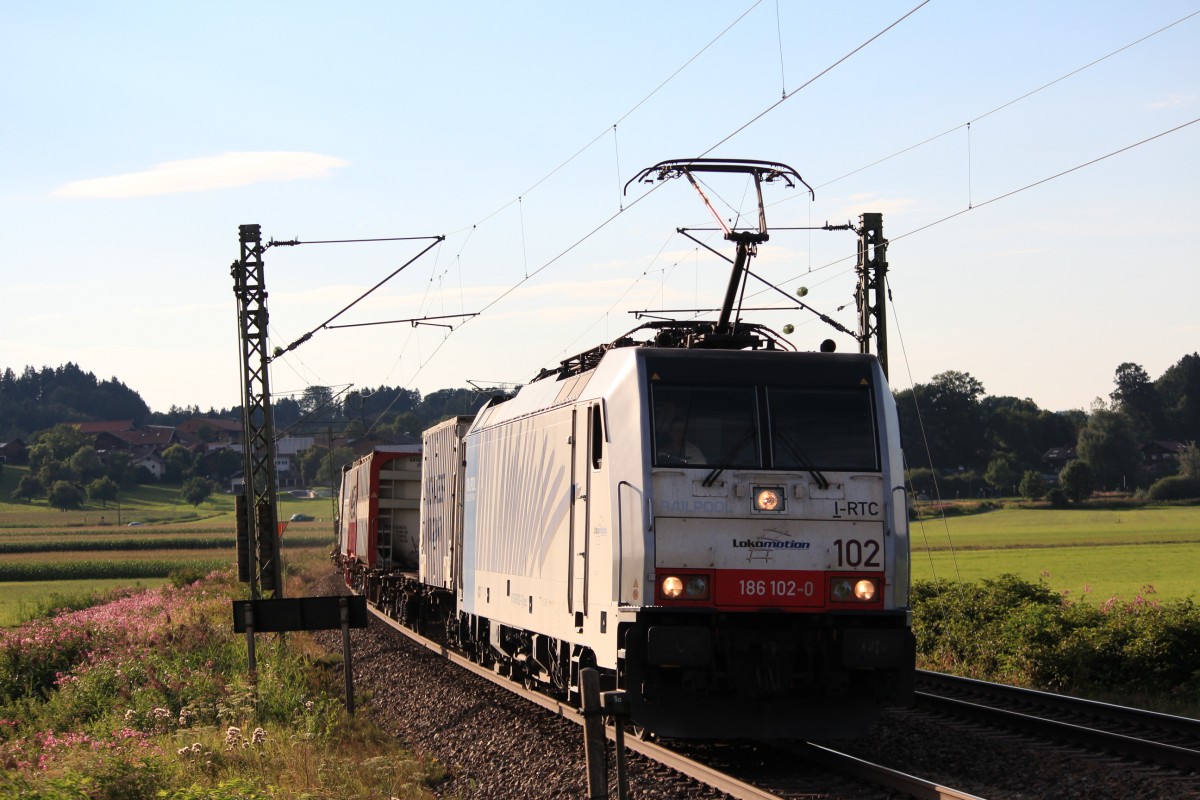 186 102-0 ist am 9. August 2012 bei Weisham in Richtung Salzburg unterwegs.