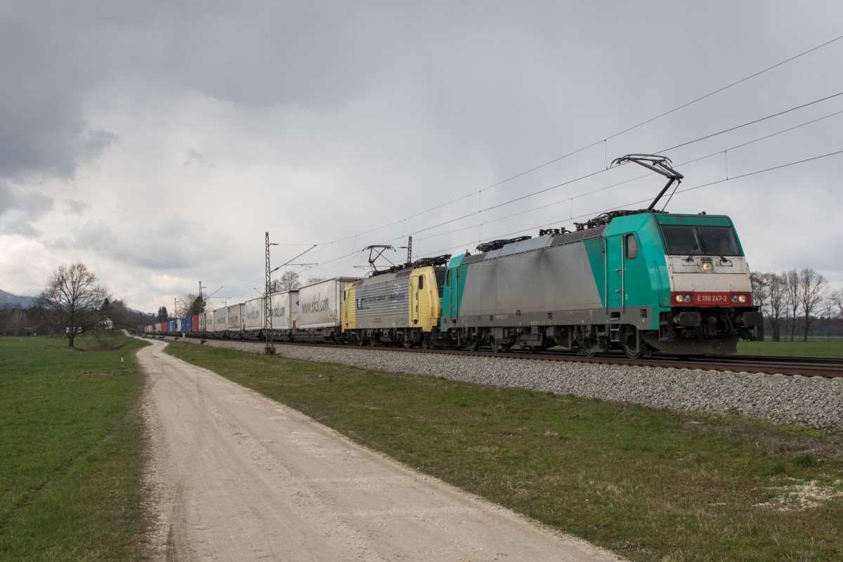 186 247-3 und 189 905 mit dem  EKOL-Zug  am 5. April 2015 bei bersee am Chiemsee.