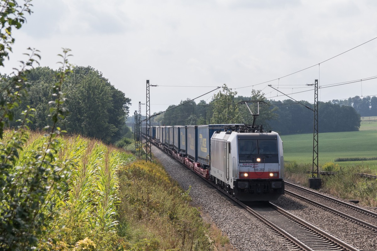 186 283 mit dem  Walter-Zug  am 20. August 2015 bei Hilperting.