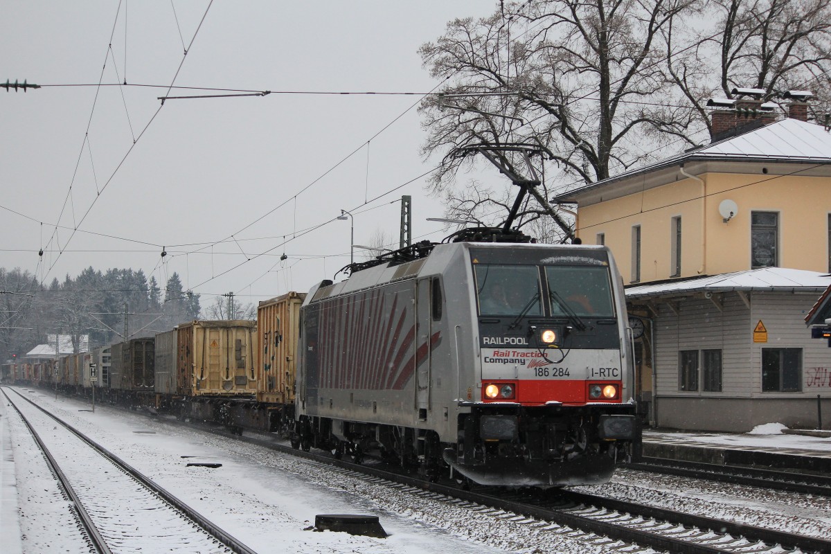 186 284 mit einem Containerzug aus M�nchen kommend am 12. Januar 2013 im Bahnhof von Assling.