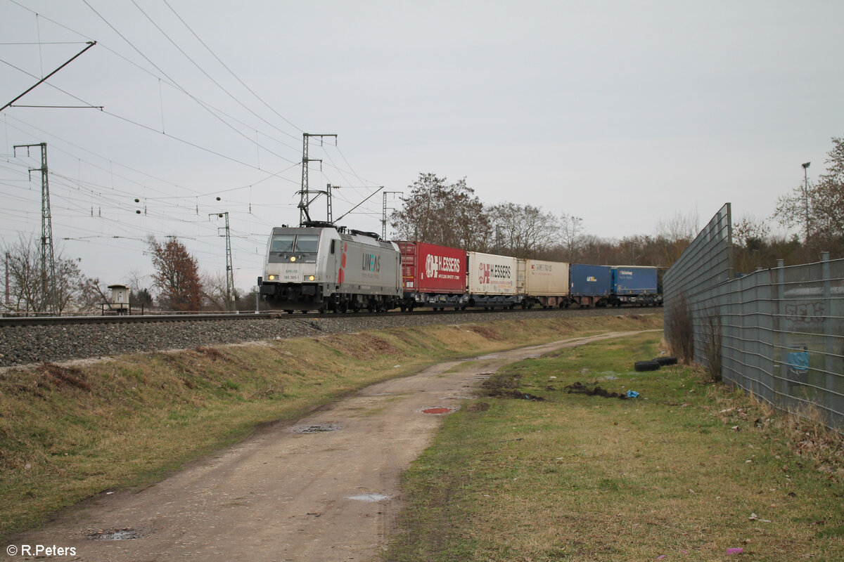 186 385-1 mit einem Containerzug in der Treuchtlinger Kurve in Nürnberg Hohe Marter. 18.02.24