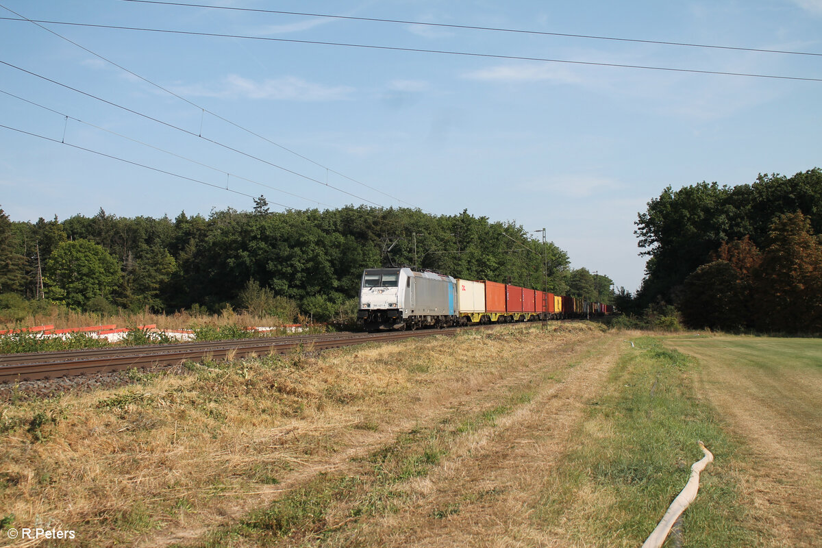 186 421-4 zieht mit einem Containerzug durch die Netztrennstelle Mainz Bischofsheim. 01.09.24
