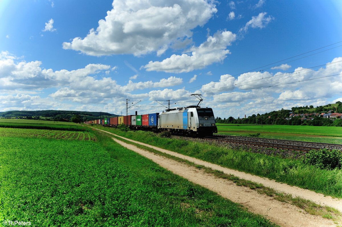 186 433-9 zieht ein Containerzug bei Treuchtlingen gen Süden. 28.05.24