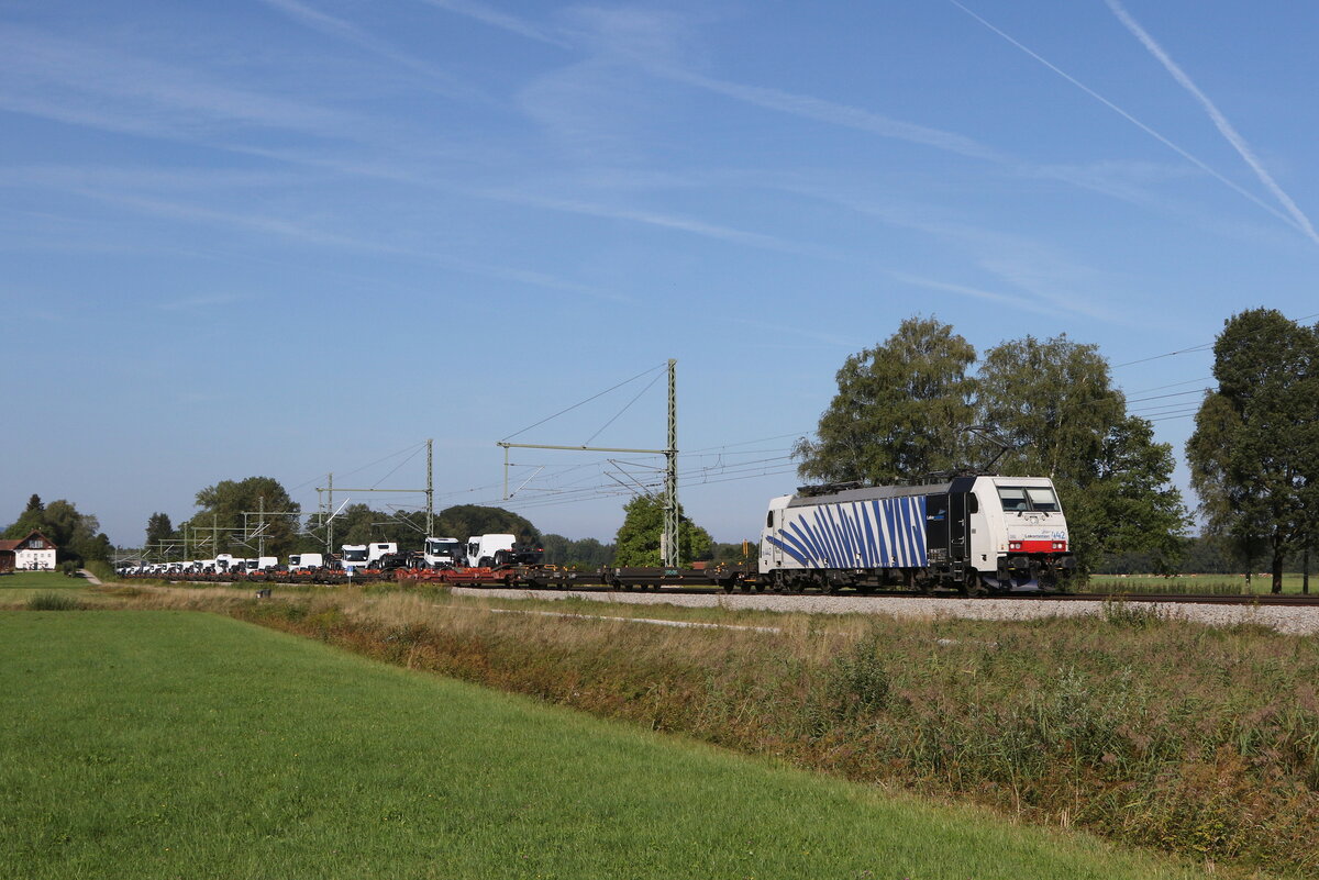 186 442 mit  LKW-Zugmaschinen  aus Mnchen kommend am 30. August 2022 bei bersee am Chiemsee.