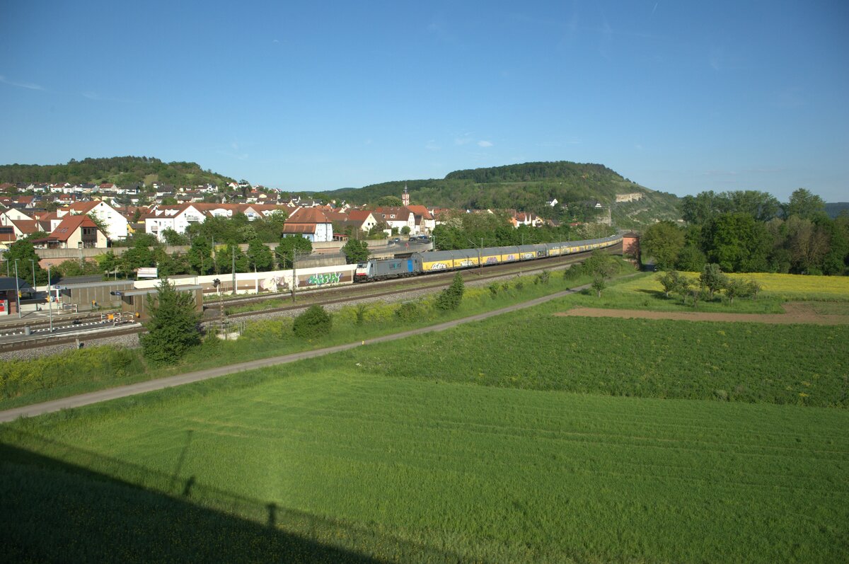 186 446-1 mit einem ARS Altmann bei der Durchfahrt in Retzbach-Zellingen. 11.05.24