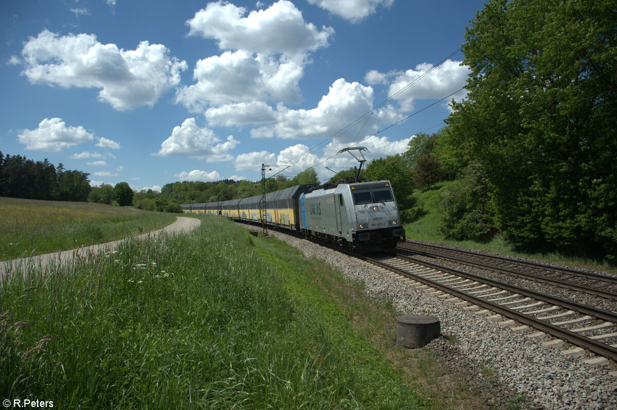 186 455-2 zieht ein ARS Altmann nach Regensburg bei Pölling. 14.05.24