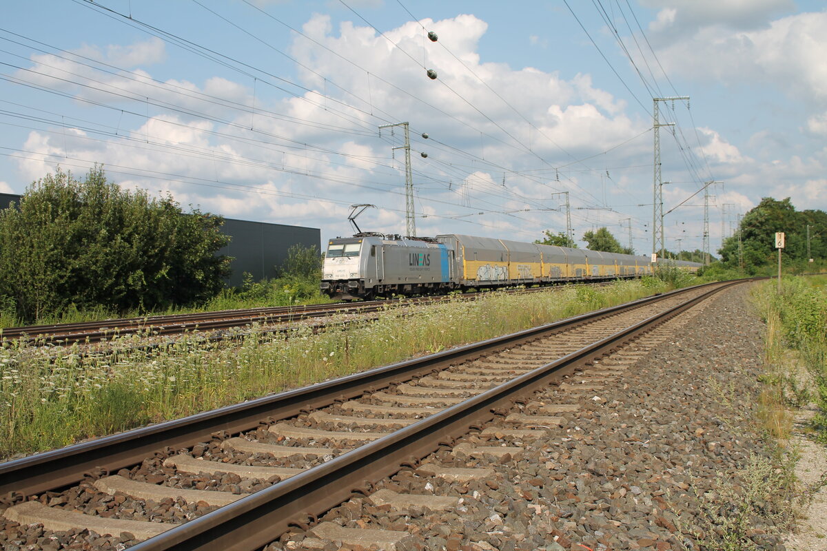 186 455-2 zieht mit einem ARS Altmann durch Nürnberg Hohe Marter. 24.07.24