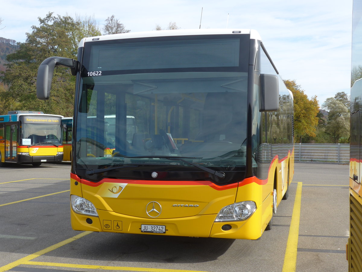 (186'024) - CarPostal Ouest - JU 32'742 - Mercedes (ex Nr. 8) am 21. Oktober 2017 in Develier, Parkplatz