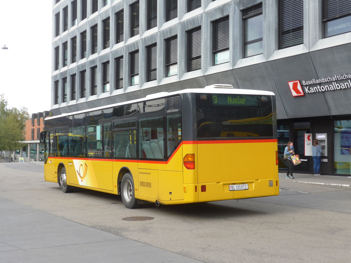 (186'098) - PostAuto Nordschweiz - BL 165'871 - Mercedes (ex SO 135'736) am 21. Oktober 2017 beim Bahnhof Liestal