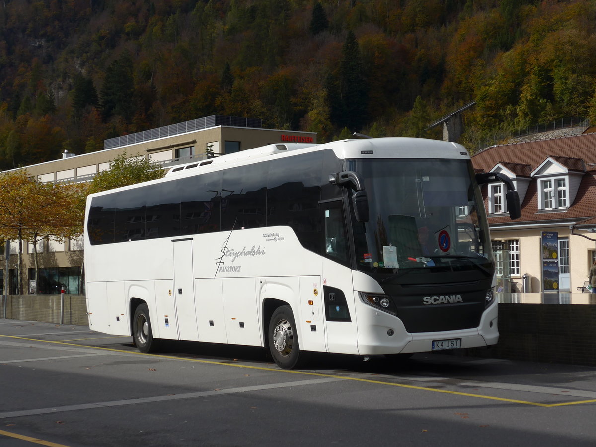 (186'105) - Aus Polen: Strychalski, Krakw - K4 JST - Scania/Higer am 22. Oktober 2017 beim Bahnhof Interlaken Ost