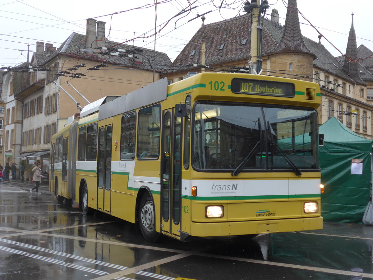 (186'598) - transN, La Chaux-de-Fonds - Nr. 102 - NAW/Hess Gelenktrolleybus (ex TN Neuchtel Nr. 102) am 25. November 2017 in Neuchtel, Place Pury