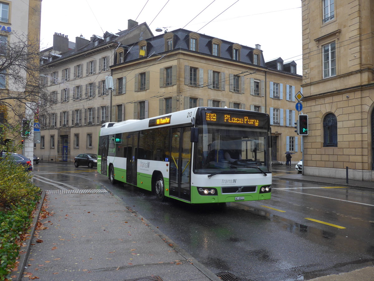 (186'611) - transN, La Chaux-de-Fonds - Nr. 213/NE 89'213 - Volvo (ex TN Neuchtel Nr. 213) am 25. November 2017 in Neuchtel, Place Pury