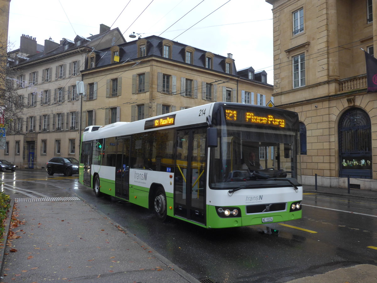 (186'614) - transN, La Chaux-de-Fonds - Nr 214/NE 93'214 - Volvo (ex TN Neuchtel Nr. 214) am 25. November 2017 in Neuchtel, Place Pury