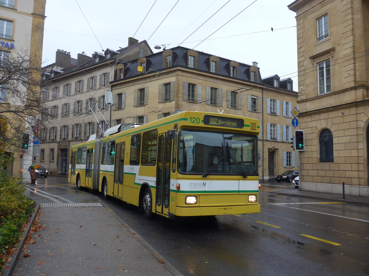 (186'623) - transN, La Chaux-de-Fonds - Nr. 120 - NAW/Hess Gelenktrolleybus (ex TN Neuchtel Nr. 120) am 25. November 2017 in Neuchtel, Place Pury