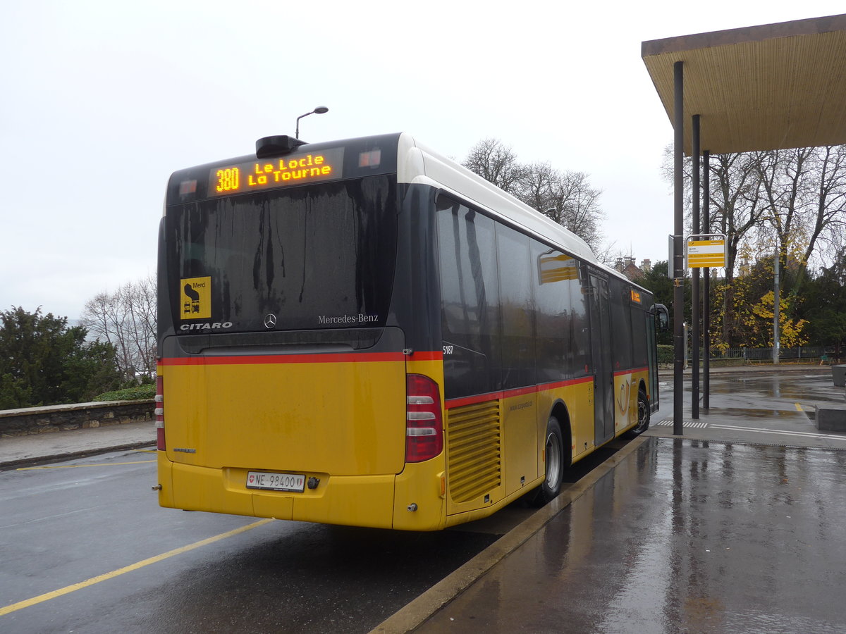 (186'629) - CarPostal Ouest - NE 98'400 - Mercedes am 25. November 2017 beim Bahnhof Neuchtel