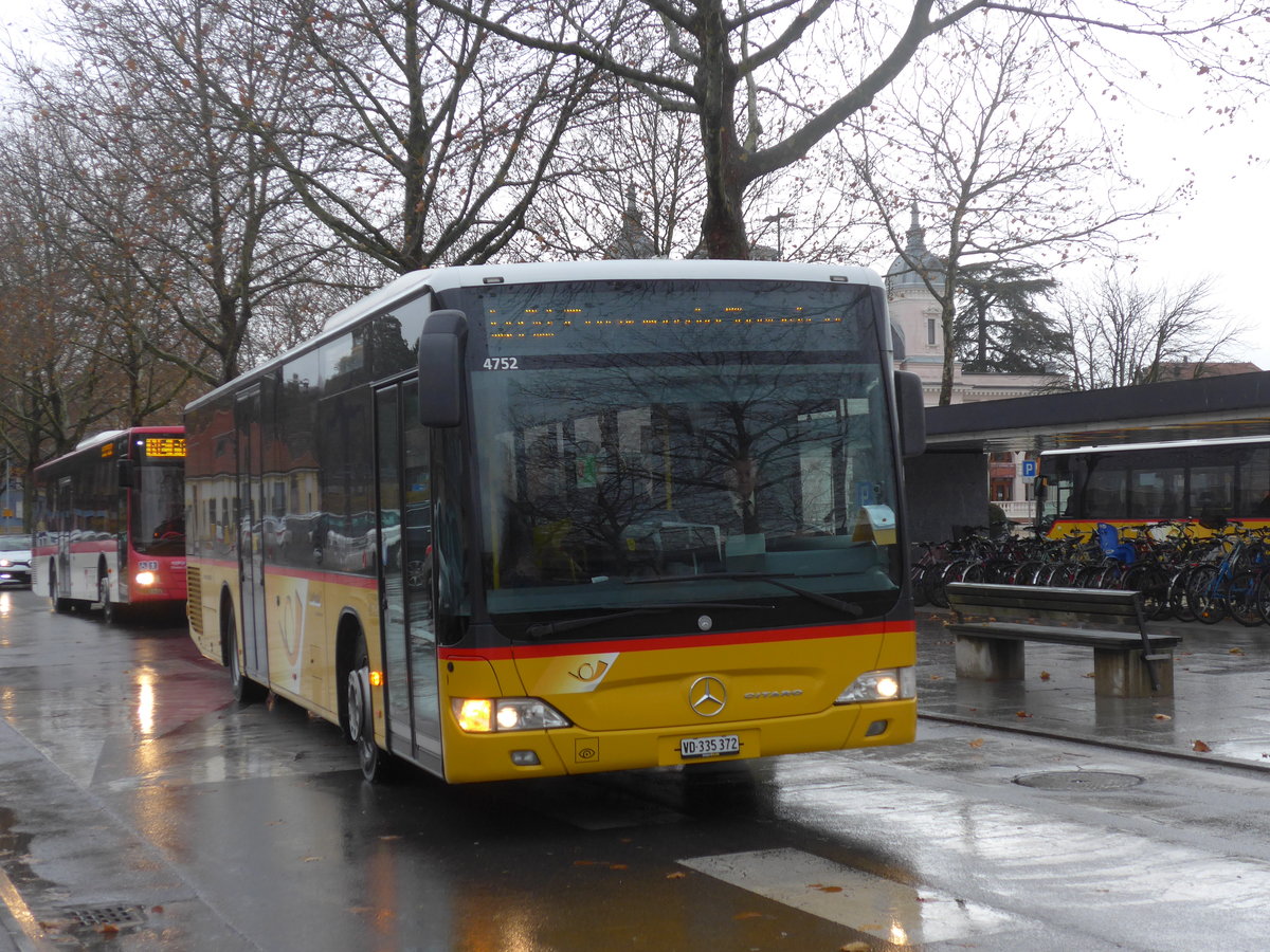 (186'679) - CarPostal Ouest - VD 335'372 - Mercedes am 25. November 2017 beim Bahnhof Yverdon