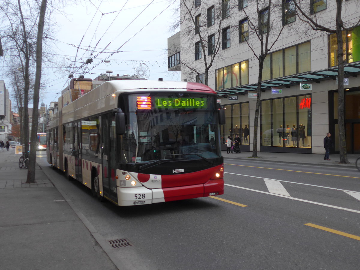 (186'715) - TPF Fribourg - Nr. 528 - Hess/Hess Gelenktrolleybus am 27. November 2017 beim Bahnhof Fribourg